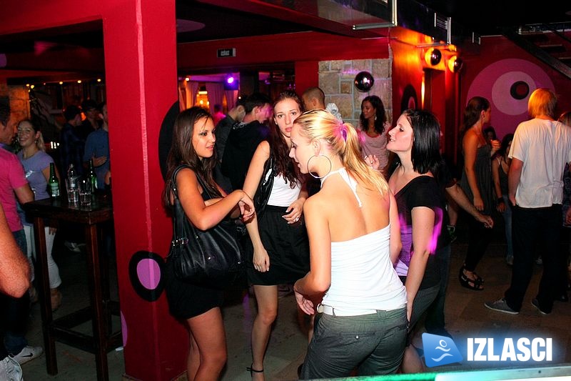 Veseli turisti raspoloženi za fotkanje u Villi Club