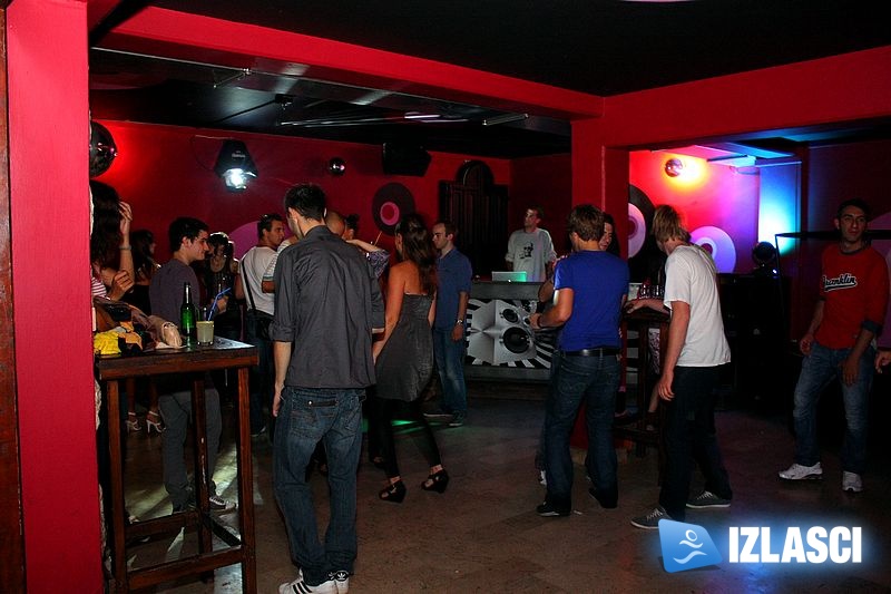 Veseli turisti raspoloženi za fotkanje u Villi Club