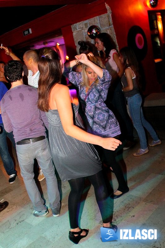 Veseli turisti raspoloženi za fotkanje u Villi Club