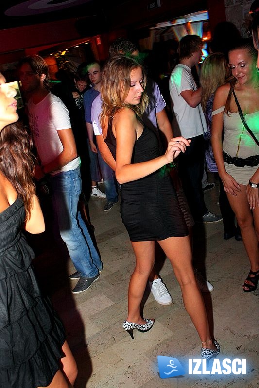 Veseli turisti raspoloženi za fotkanje u Villi Club