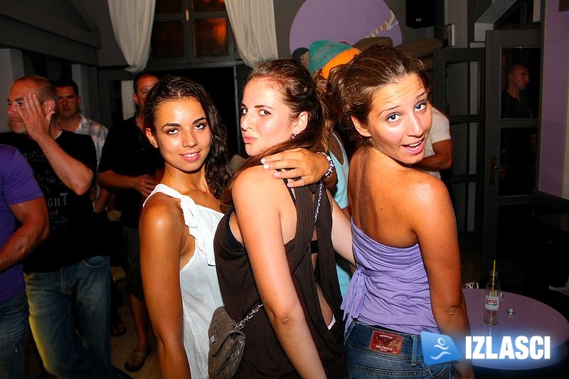 Veseli turisti raspoloženi za fotkanje u Villi Club