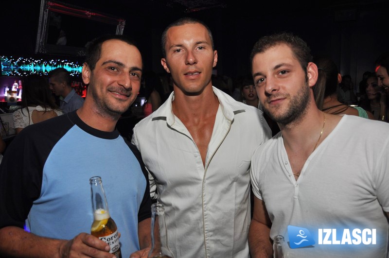 DJ-i rasplesali Mystique subotom
