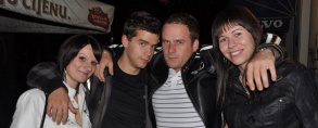 Subota puna dima i zabave u Johnnie Walker pubu