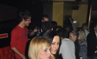 Subota puna dima i zabave u Johnnie Walker pubu