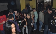 Subota puna dima i zabave u Johnnie Walker pubu