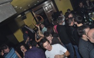 Subota puna dima i zabave u Johnnie Walker pubu