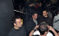 Subota puna dima i zabave u Johnnie Walker pubu