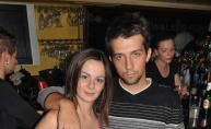 Subota puna dima i zabave u Johnnie Walker pubu