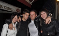 Subota puna dima i zabave u Johnnie Walker pubu