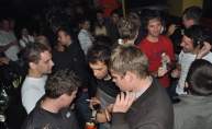 Subota puna dima i zabave u Johnnie Walker pubu