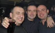 Subota puna dima i zabave u Johnnie Walker pubu