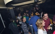 Subota puna dima i zabave u Johnnie Walker pubu