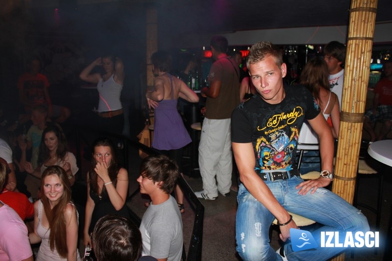 Raspoložena ekipa u Clubu Plava