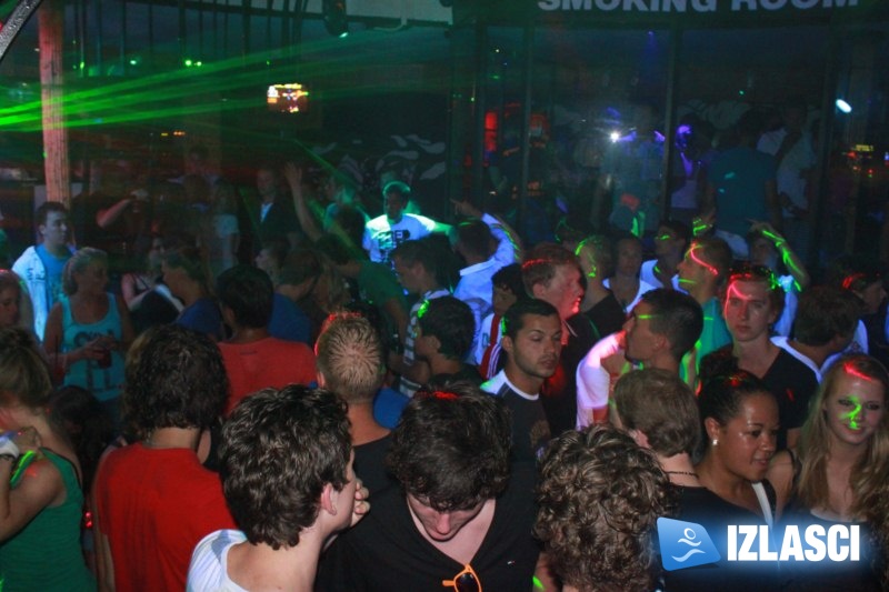Club Plava zaplesala u ritmu atraktivne DJ-ice Viktorie Metzker