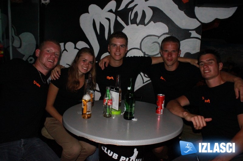 Club Plava zaplesala u ritmu atraktivne DJ-ice Viktorie Metzker