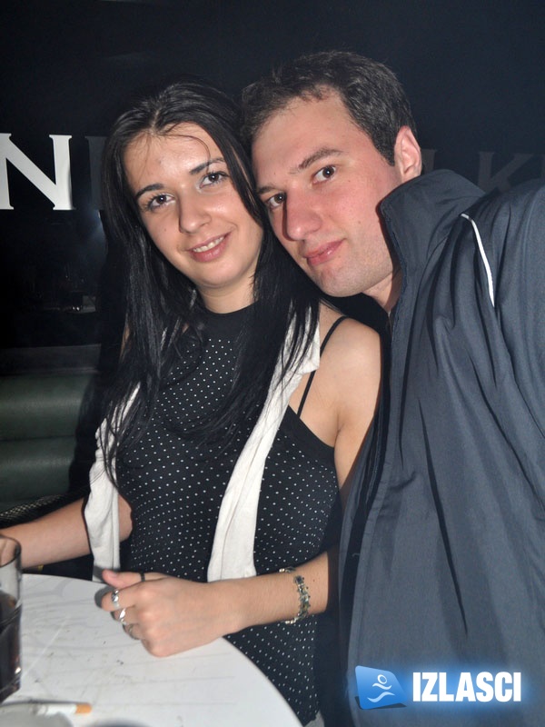 Subota puna dima i zabave u Johnnie Walker pubu