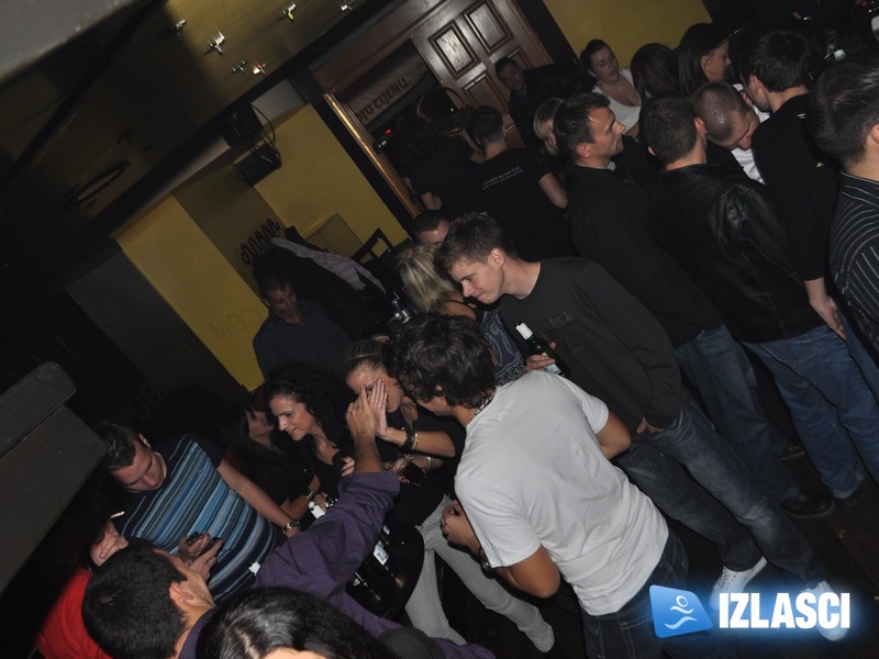Subota puna dima i zabave u Johnnie Walker pubu