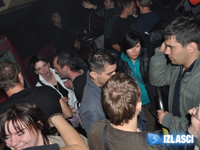 Subota puna dima i zabave u Johnnie Walker pubu
