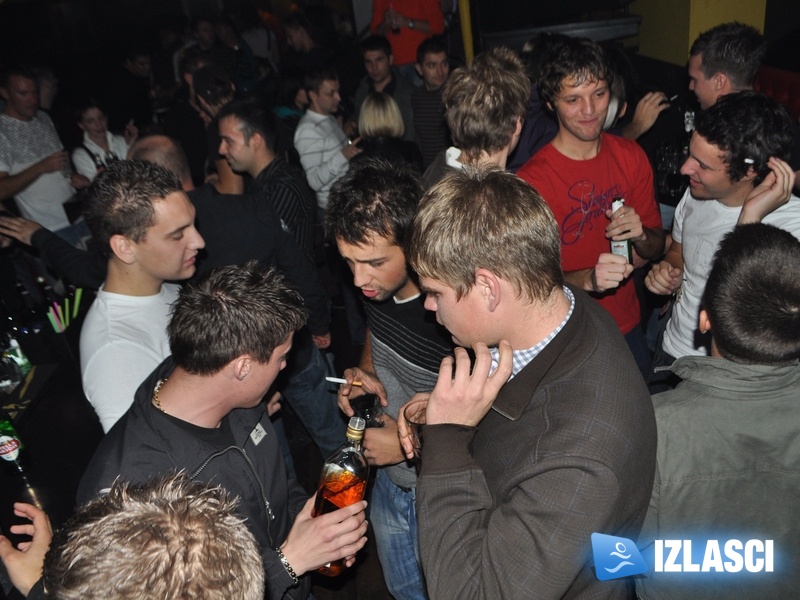 Subota puna dima i zabave u Johnnie Walker pubu Subota puna dima i zabave u Johnnie Walker pubu