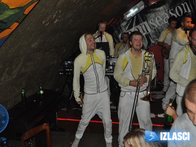Prepuni Tunel glazbom animirao deveteročlani švicarski bend